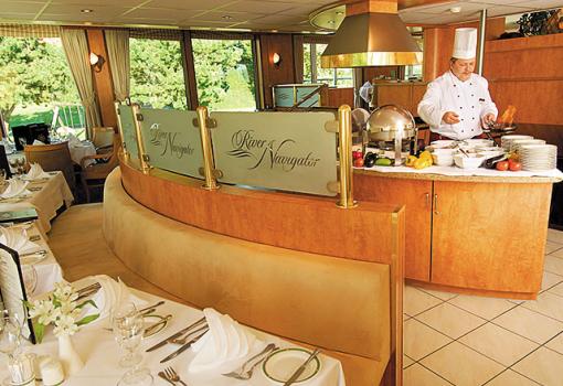 El elegante Restaurante con sus amplios ventanales al rio